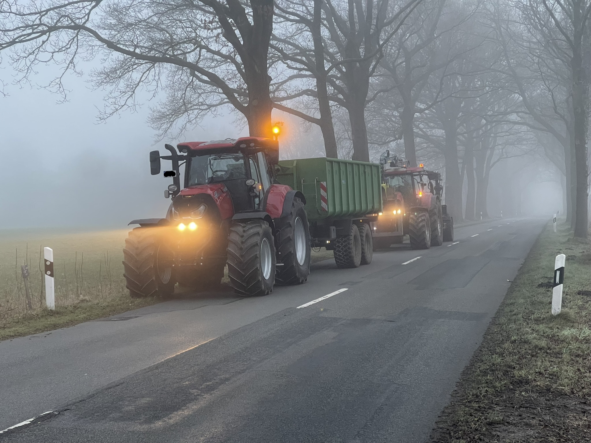 Traktoren auf dem Weg zum Einsatz