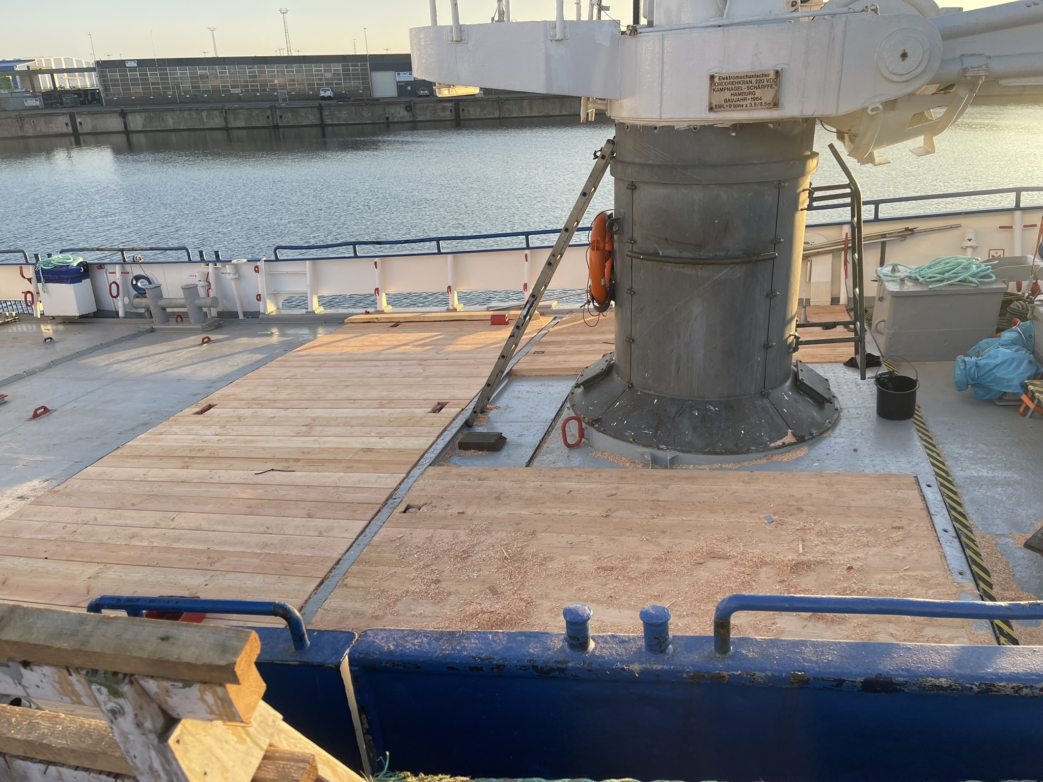 Holzbeplankung auf Schiff
